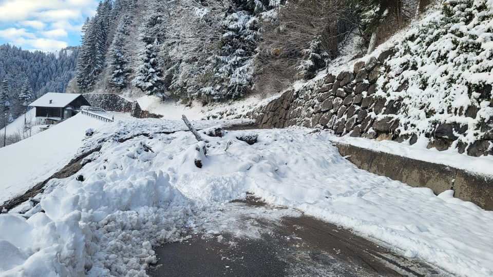 Mit Schnee und Geröll verschüttete Strasse