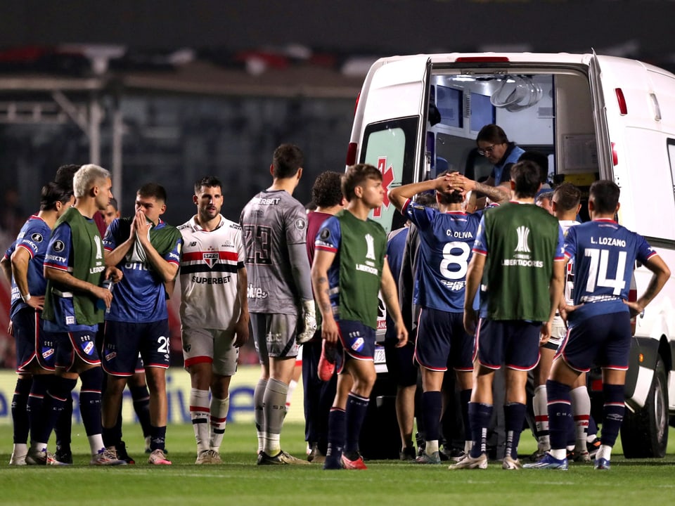 Juan Izquierdo wird vom Spielfeld mit er Ambulanz abtransportiert.