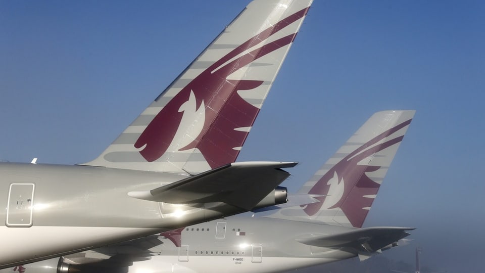 Heckflügel von zwei Qatar-Airways-Maschinen.