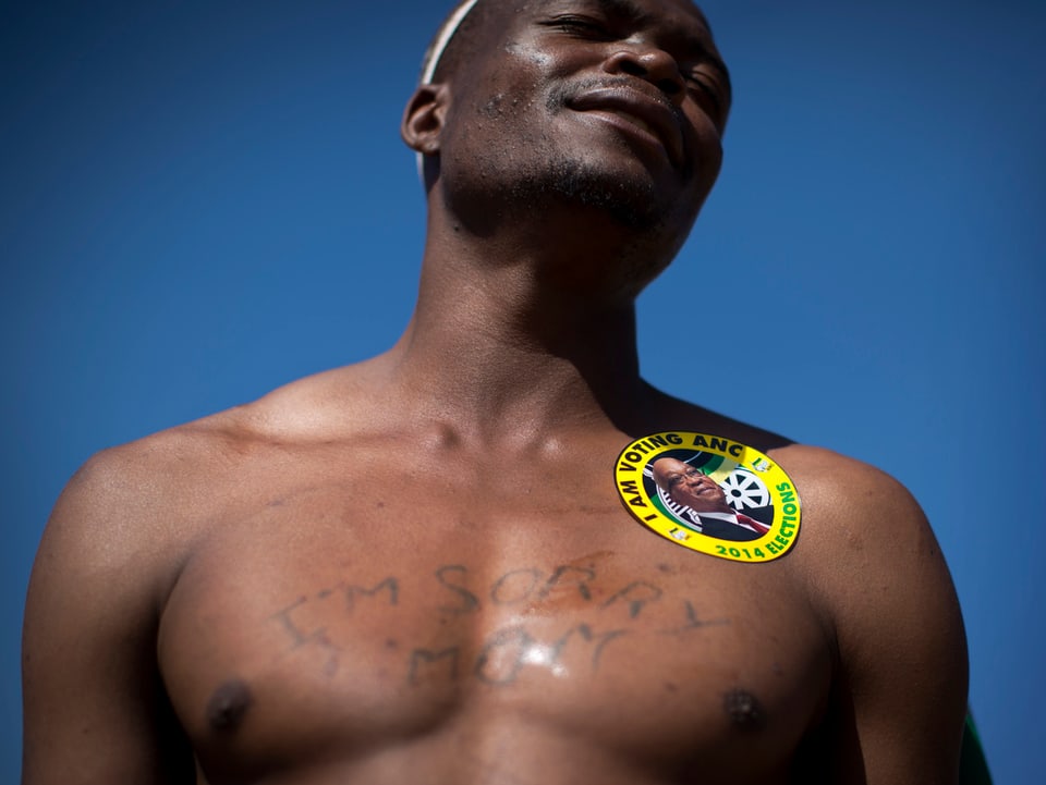 Mann mit ANC-Kleber auf der Brust.