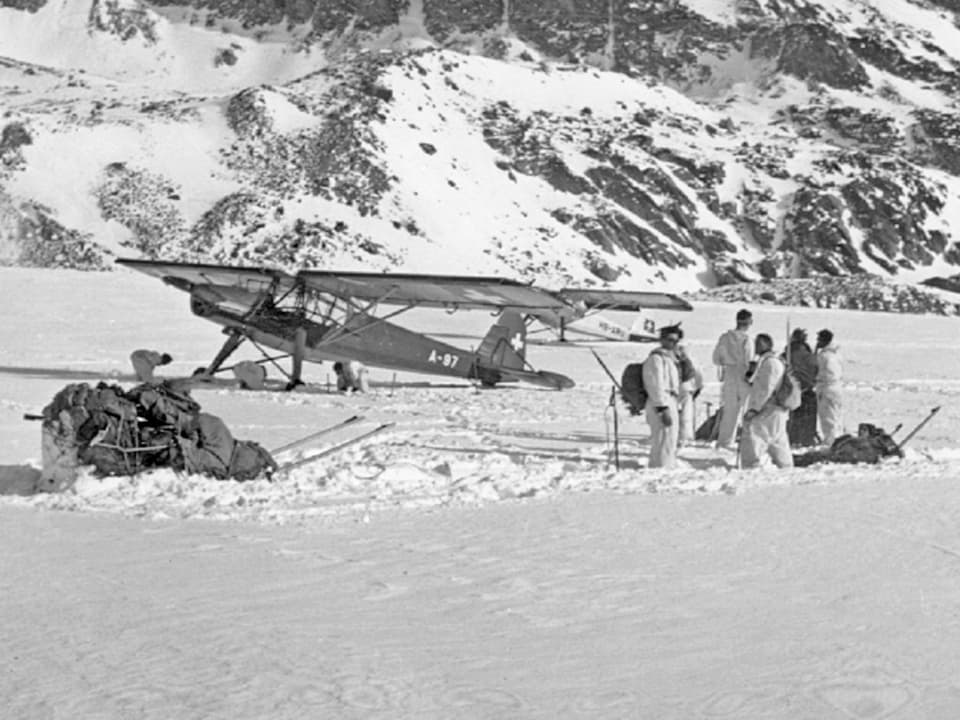 Zu sehen sind die Rettungsmannschaften auf dem Gauligletscher. 