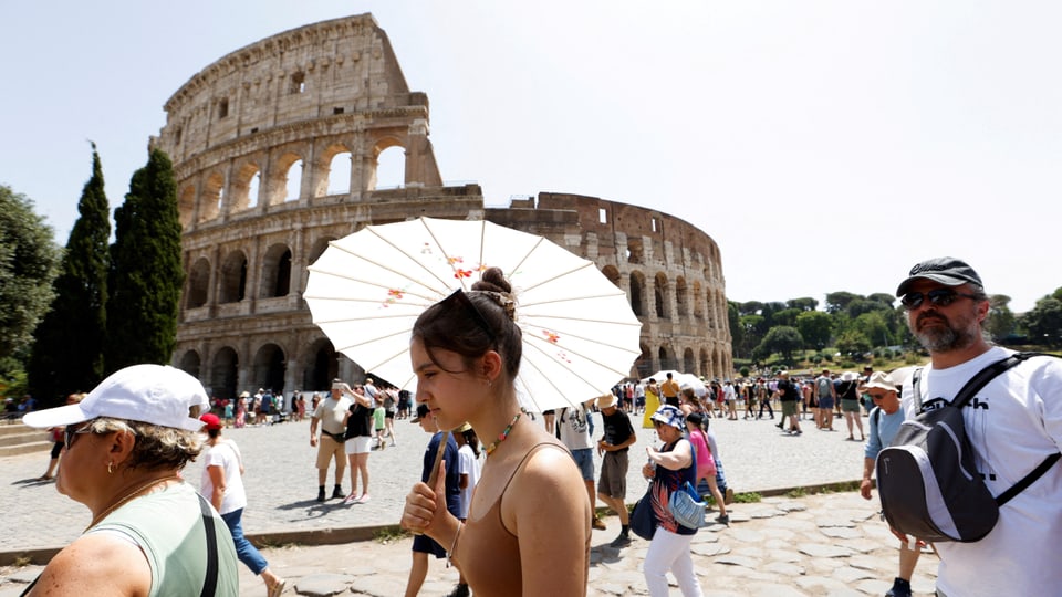 Touristen vor Kolosseum 