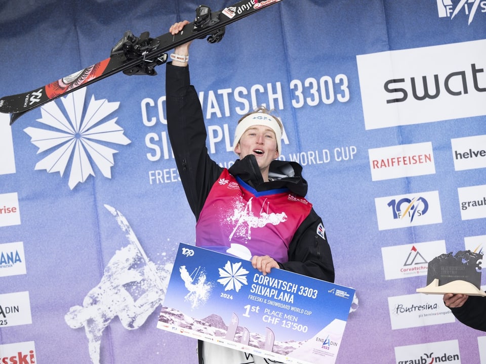 Sieger jubelt mit Ski und Scheck bei der Corvatsch 3303 Silvaplana.