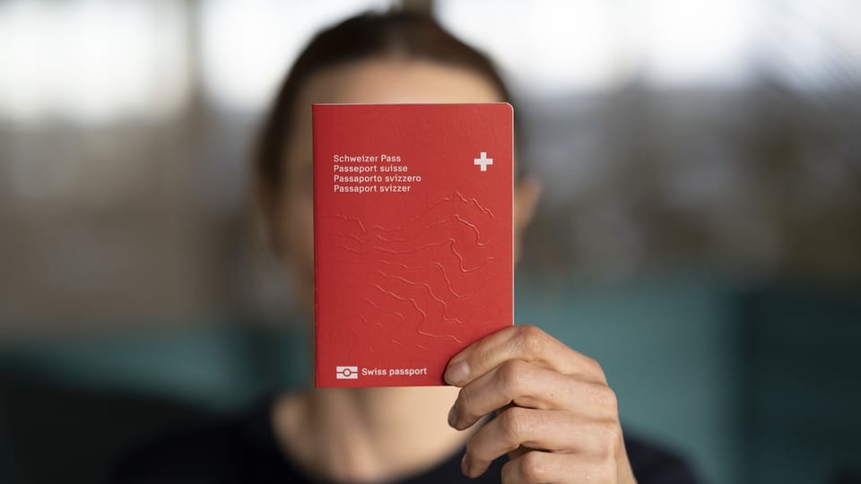 Person hält einen Schweizer Pass.