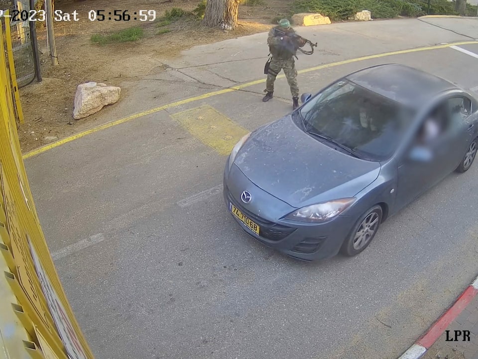 Videoaufnahmen zeigen, dass ein Hamas-Kämpfer nahe des Kibbuz Beeri auf ein Auto zielt.