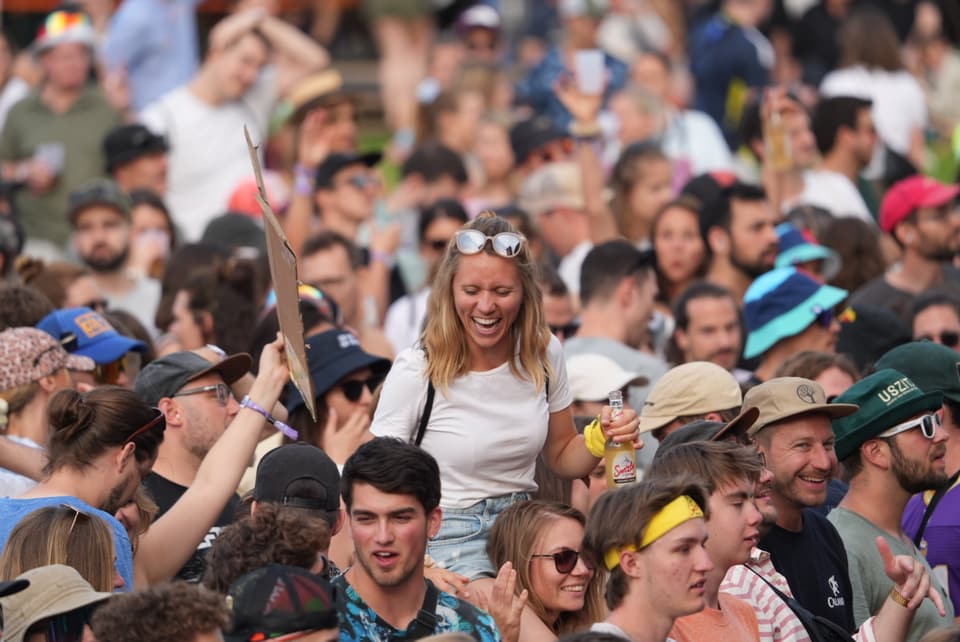 Menschenmenge bei einer Veranstaltung im Freien am Open Air Lumnezia 2024 in Degen.