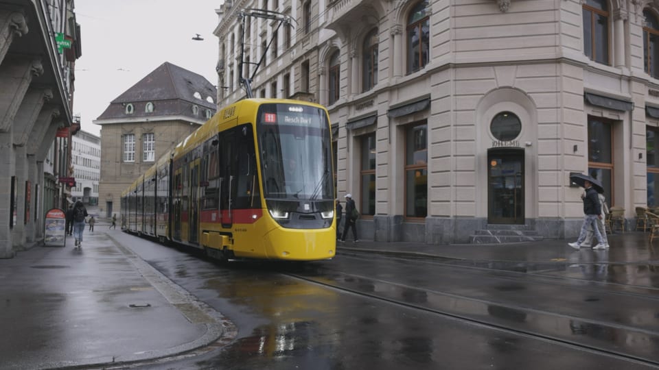 Ein neues gelbes Tram fährt durch die Basler Innenstadt.