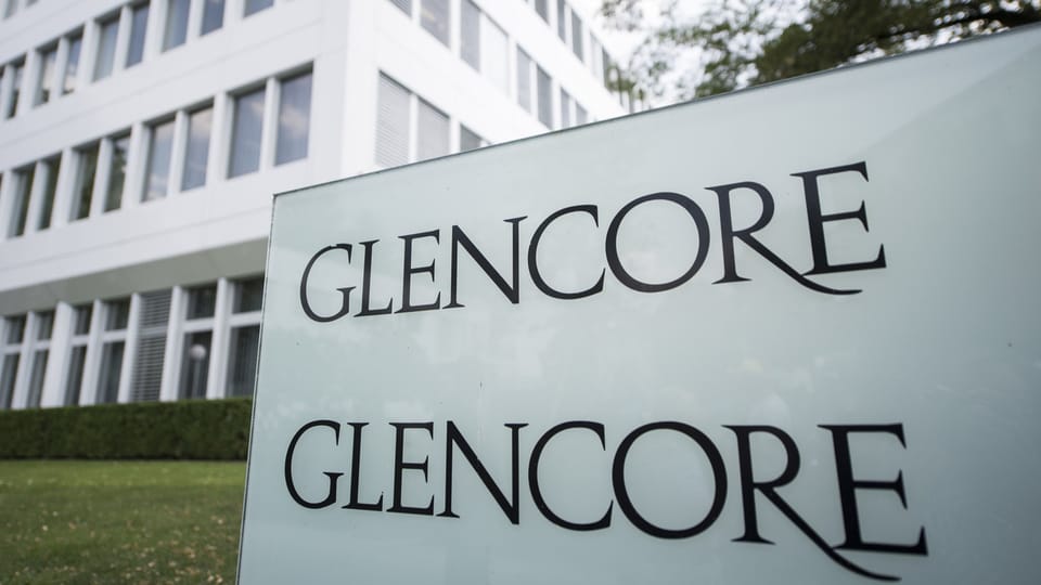 Glencore Schild vor einem Bürogebäude.