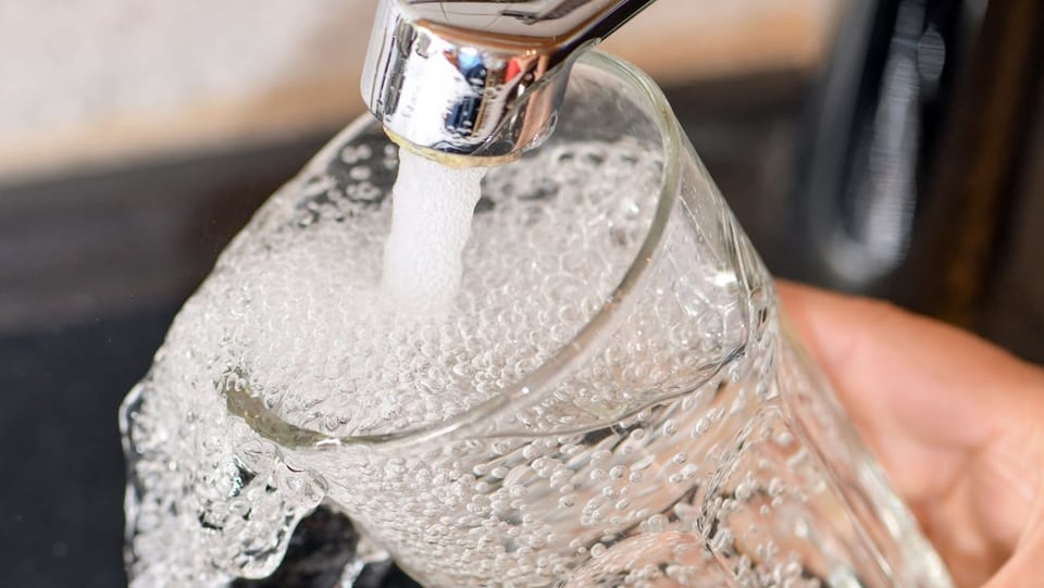 Neuer Bericht der WHO - So kommt Plastik ins Trinkwasser - News - SRF