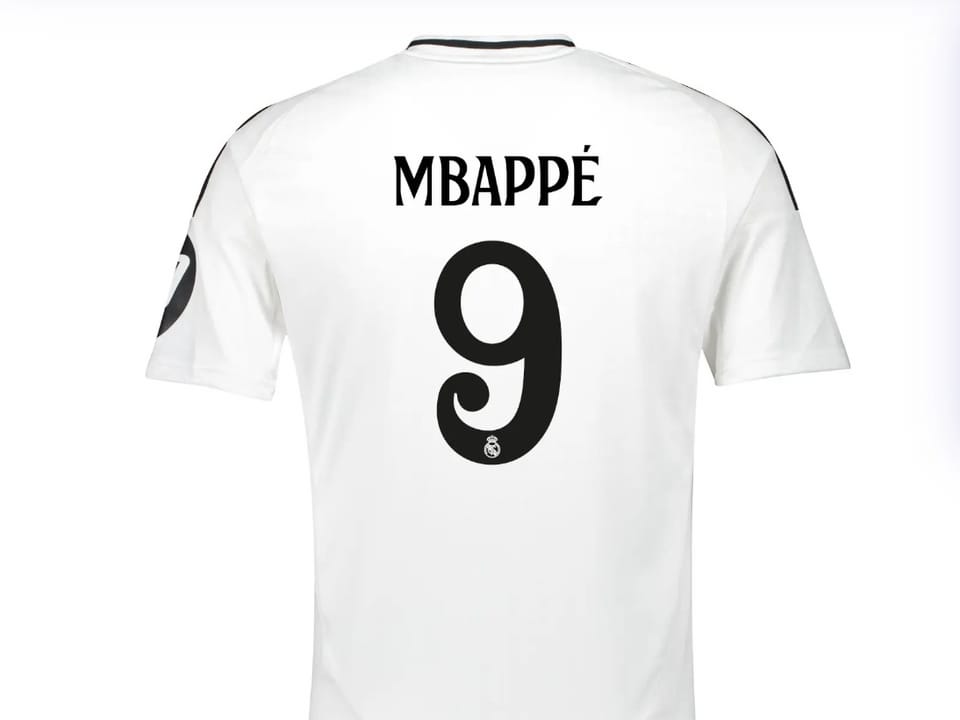Weisse Fussballtrikot mit dem Namen Mbappé und der Nummer 9.
