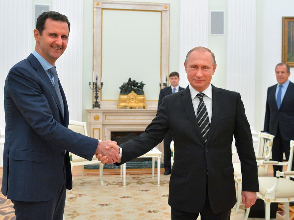 Assad schüttelt mit Putin die Hand