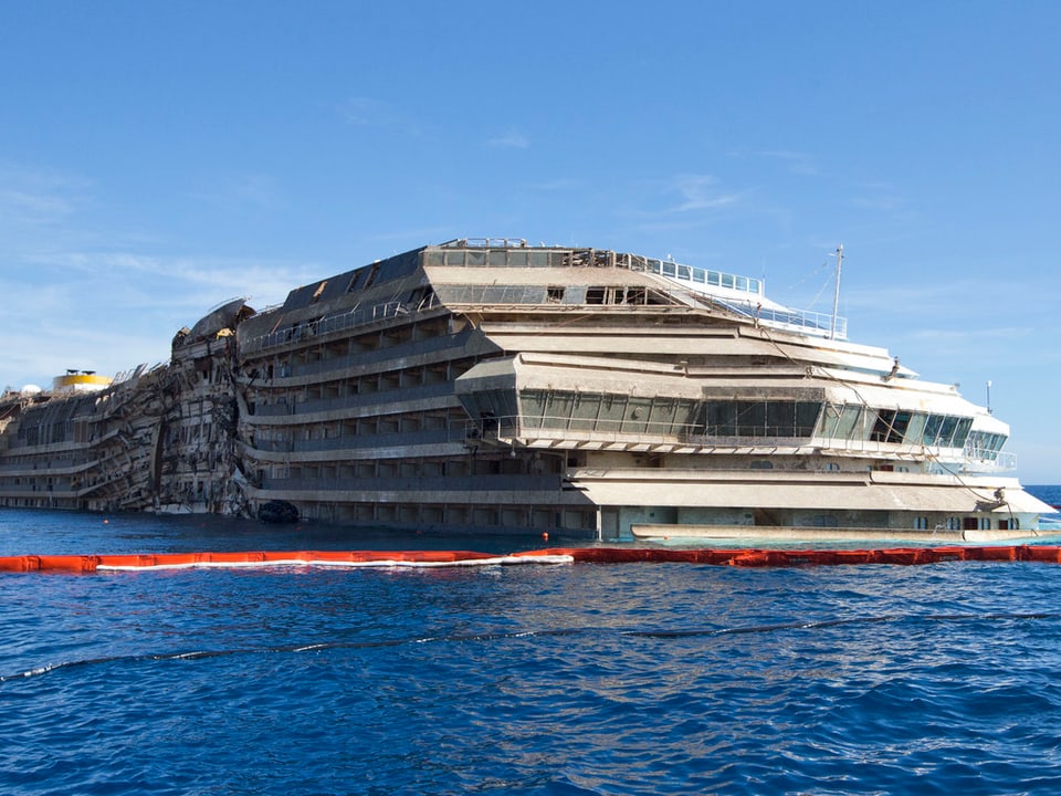 Die aufgestellte Costa Concordia.