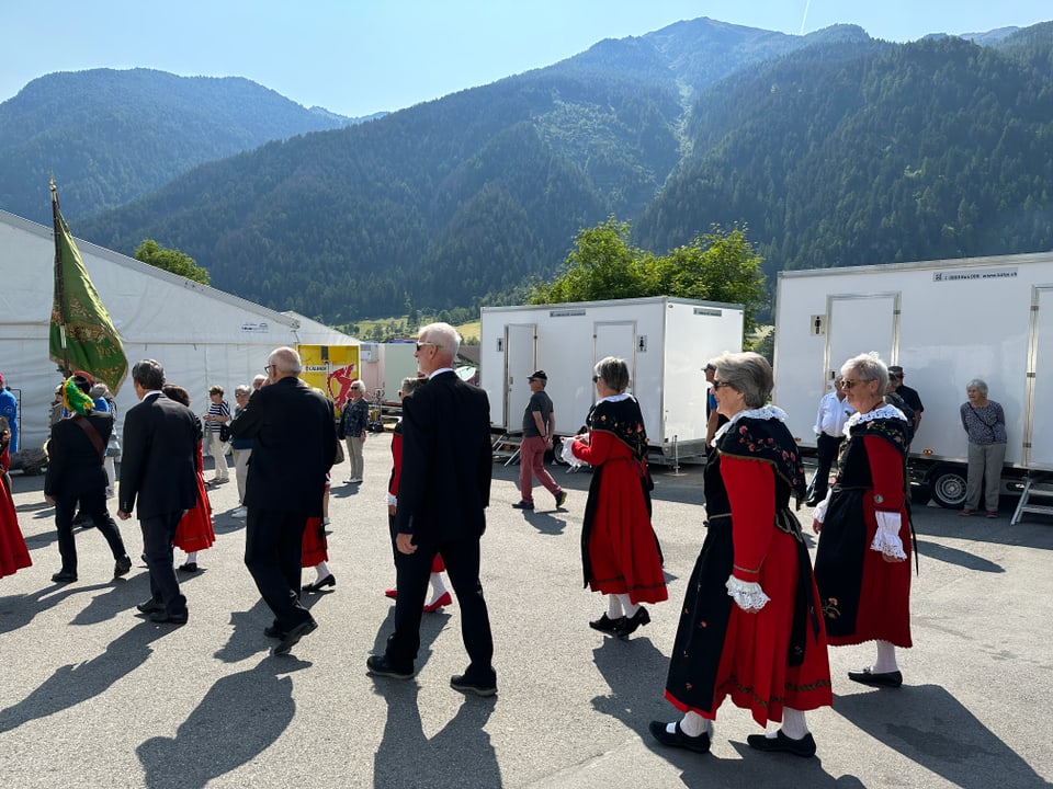 Der Festumzug am Bezirksgesangsfest in Müstair.