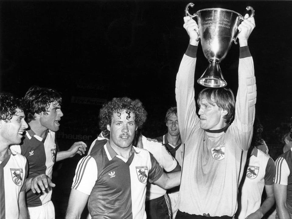 Roger Berbig mit dem Pokal an der Meisterfeier