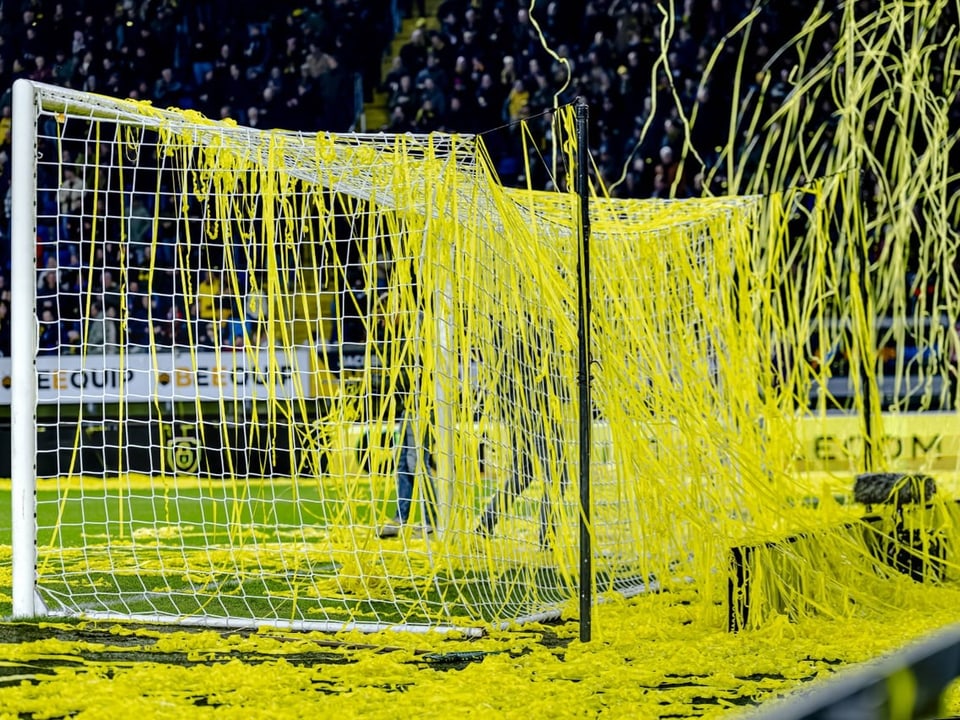 Fussballtor mit gelber Papierdekoration.