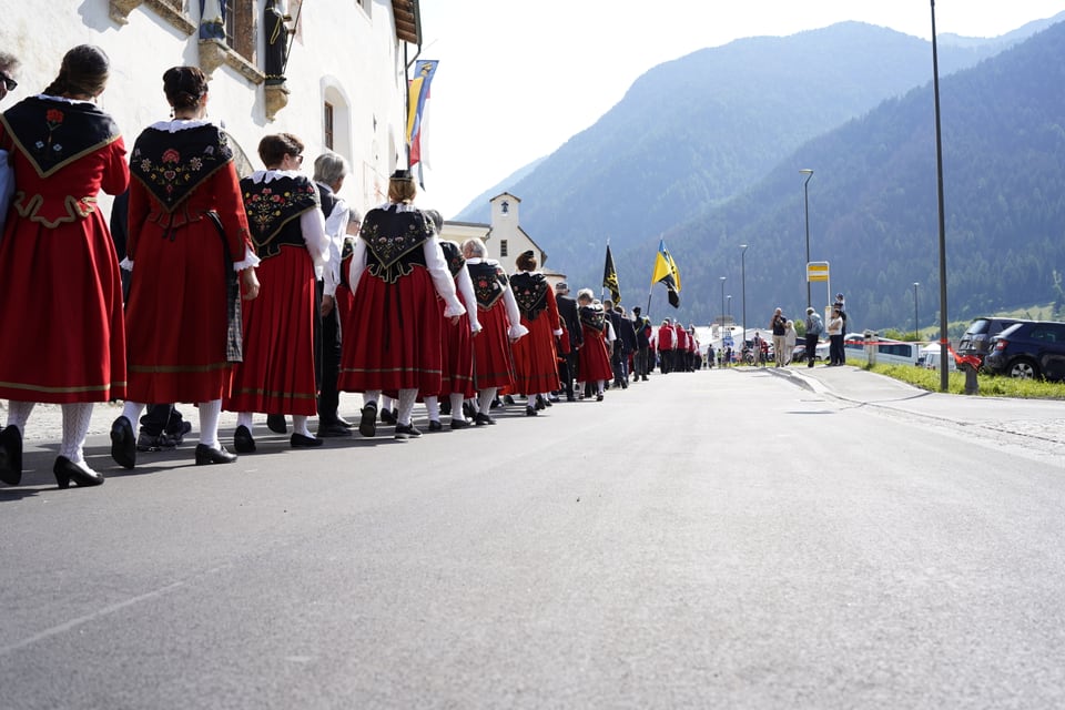 Der Festumzug am Bezirksgesangsfest in Müstair.