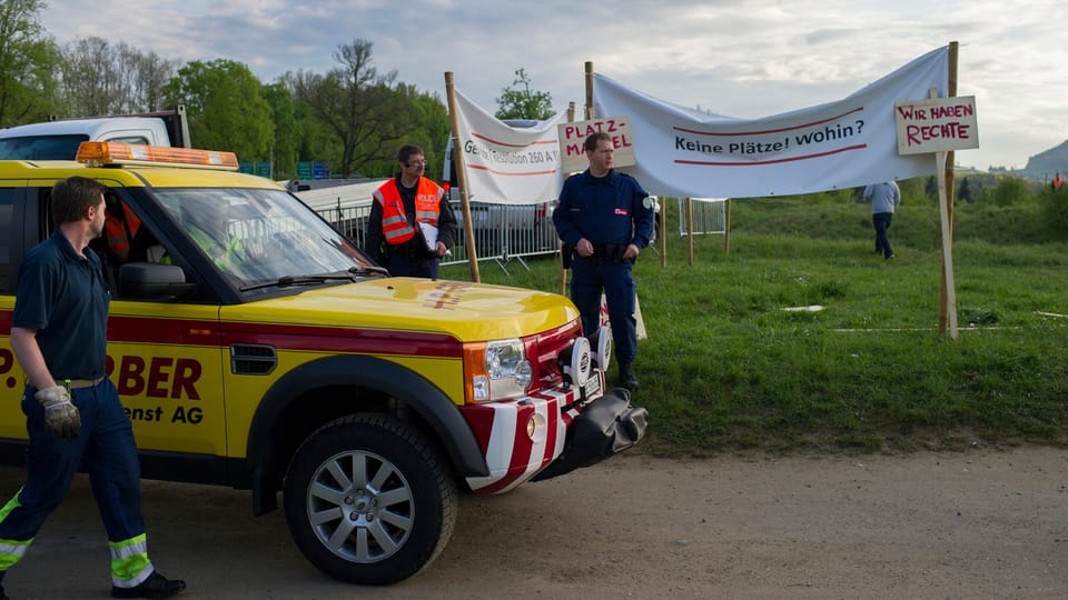 Ein Abschleppwagen fährt auf ein Gelände.