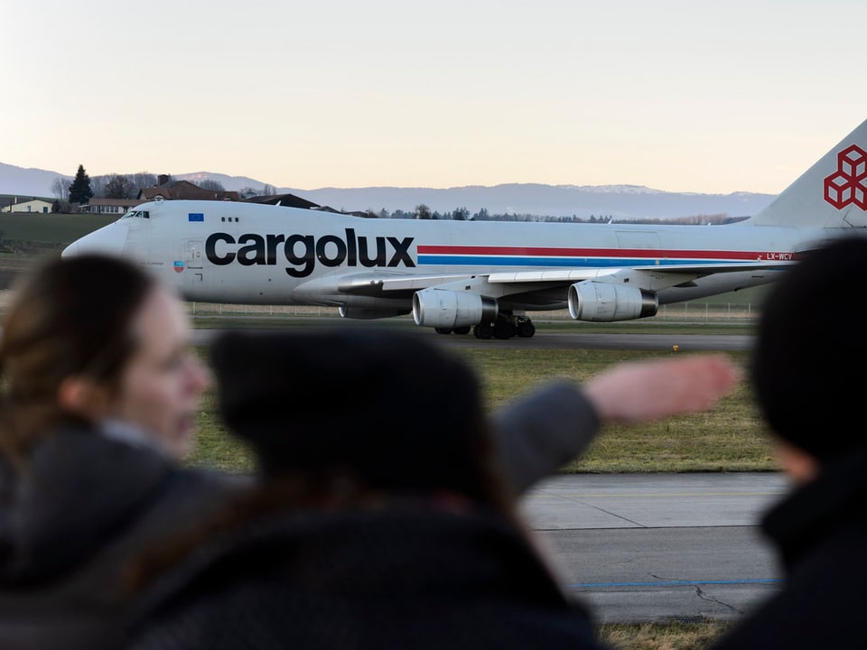 Ein Jumbo-Jet landet auf dem Flughafen in Payerne