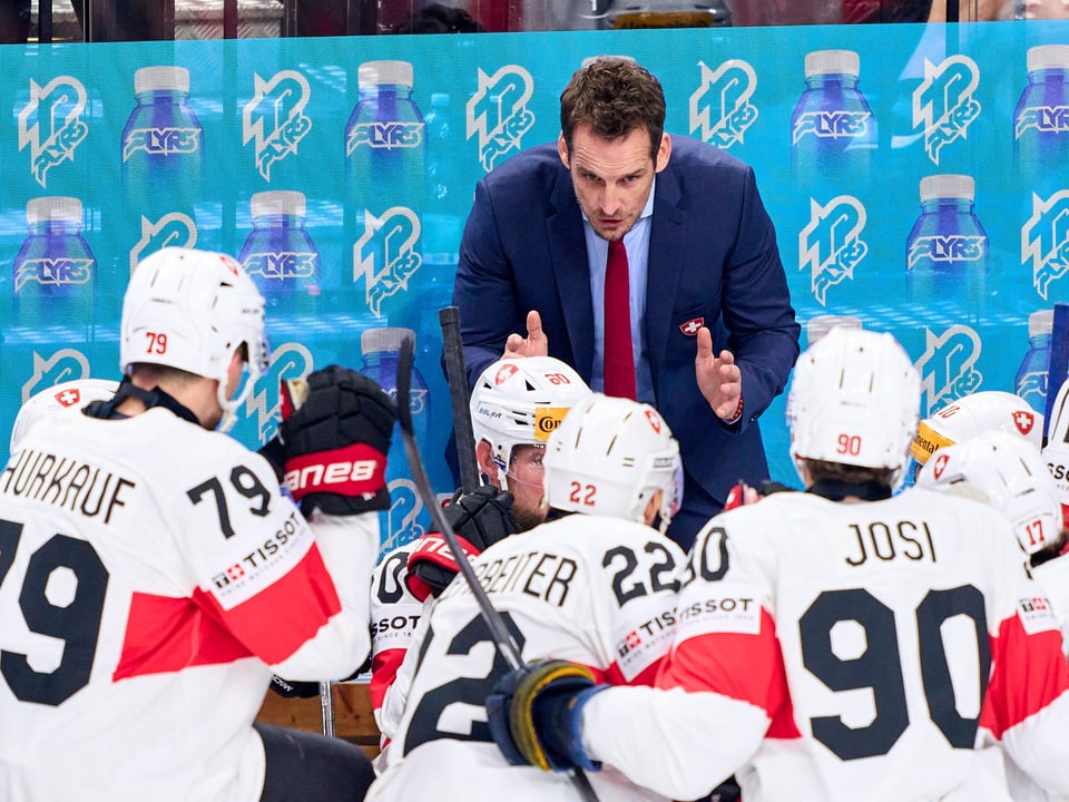 Eishockeytrainer gibt Anweisungen an sein Team während eines Spiels.