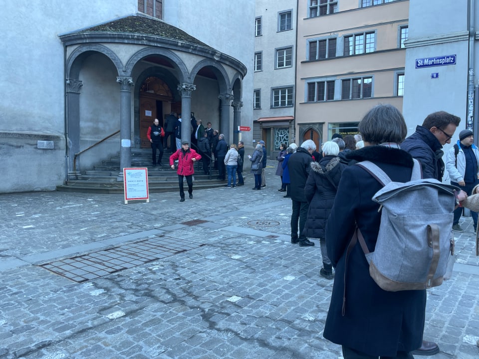 Leute stehen Schlange um ein Konzert zu hören am schweizerischen Chorwettbewerb