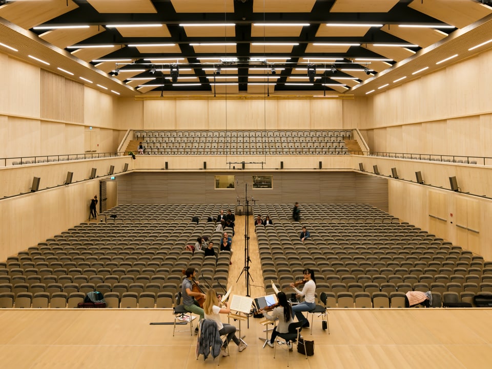 Blick in den leeren Konzertsaal, der vollständig mit Holz ausgekleidet ist.