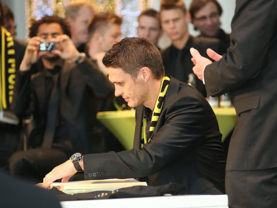 Der damalige Spieler und heutige Sportdirektor des BVB trägt sich nach dem Titelgewinn ins Goldene Buch ein.