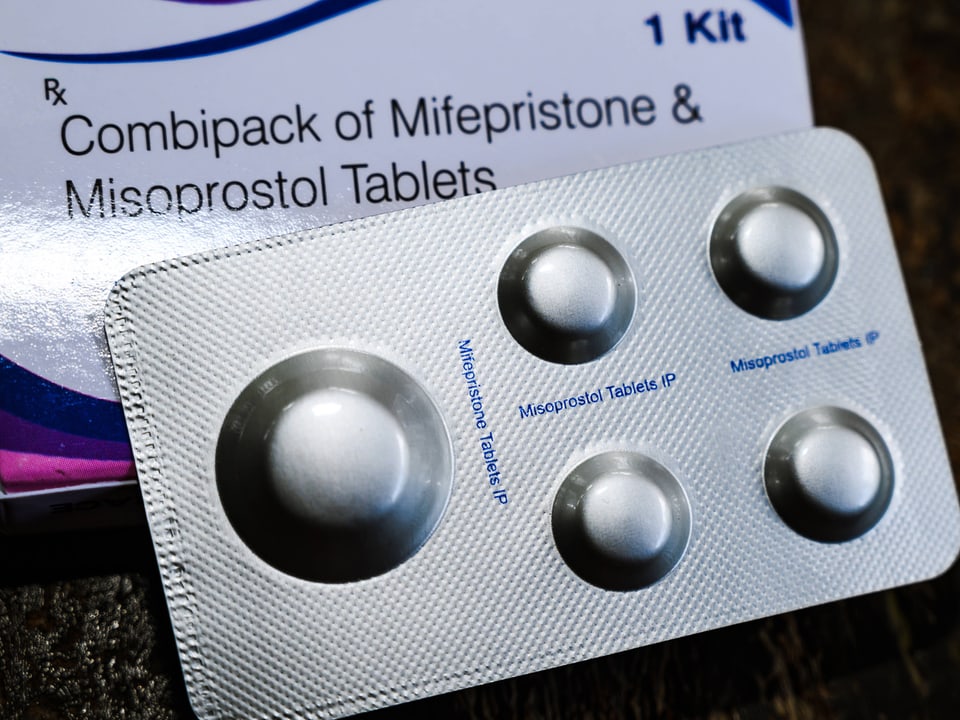 Blisterpackung mit Mifepriston- und Misoprostol-Tabletten.