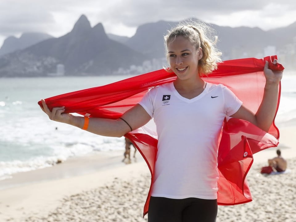 Giulia Steingruber am Strand von Ipanema in Rio 2016 trägt eine Schweizer Flagge auf dem Rücken.