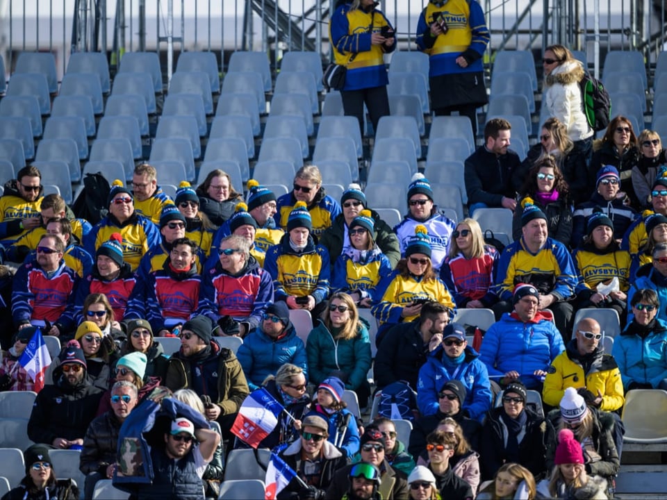 Leere Plätze auf der Tribüne bei der Frauen-Abfahrt an der Ski-WM 2023.