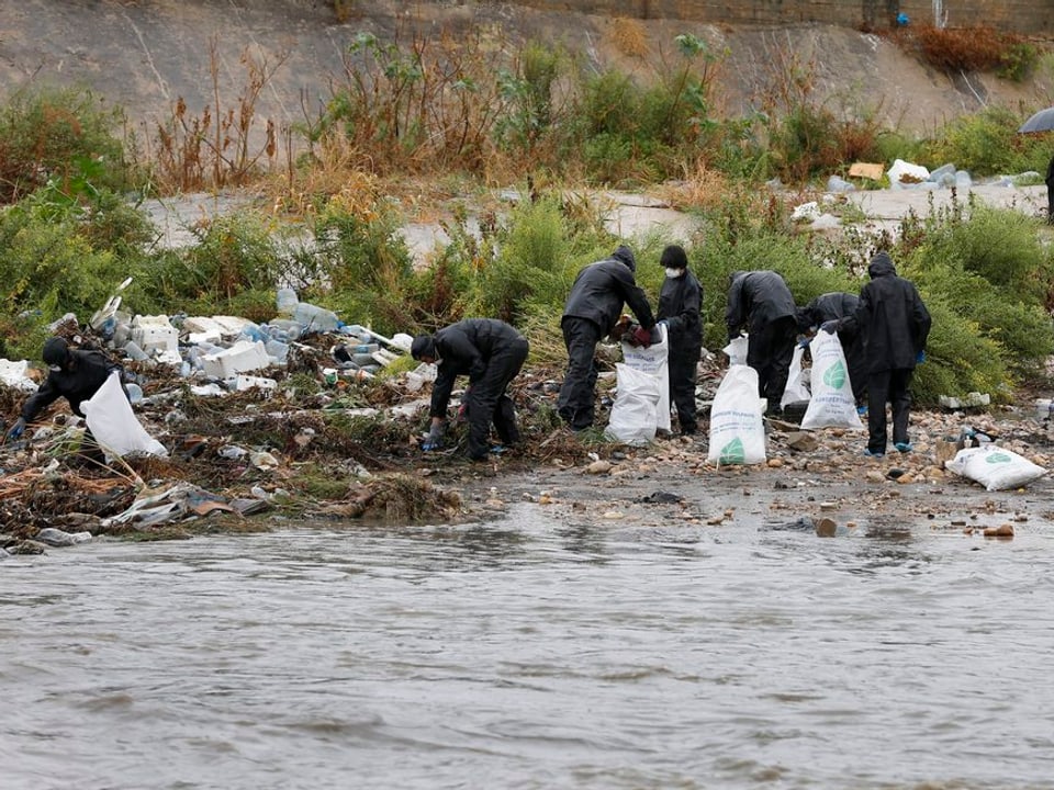 Aktivisten fischen Müll aus den Gewässern. 