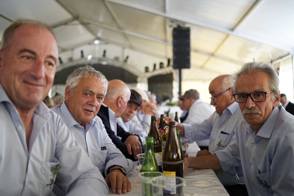 Der Männerchor geniesst ihr Mittagessen.