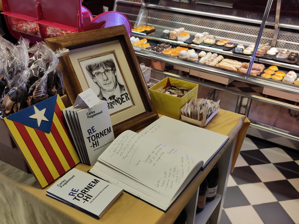 Among the desserts at Patisserie Puigdemont there are political letters and the Catalan flag.