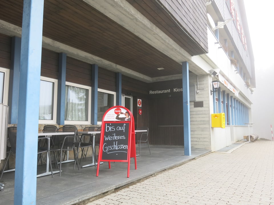 Schild «bis auf weiteres geschlossen» vor dem Berghaus Gurnigel.