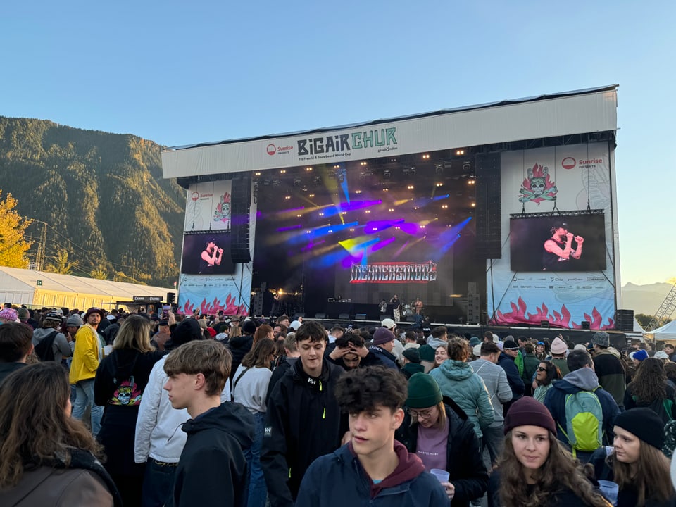 Menschenmenge vor einer Bühne auf einem Outdoor-Konzert.