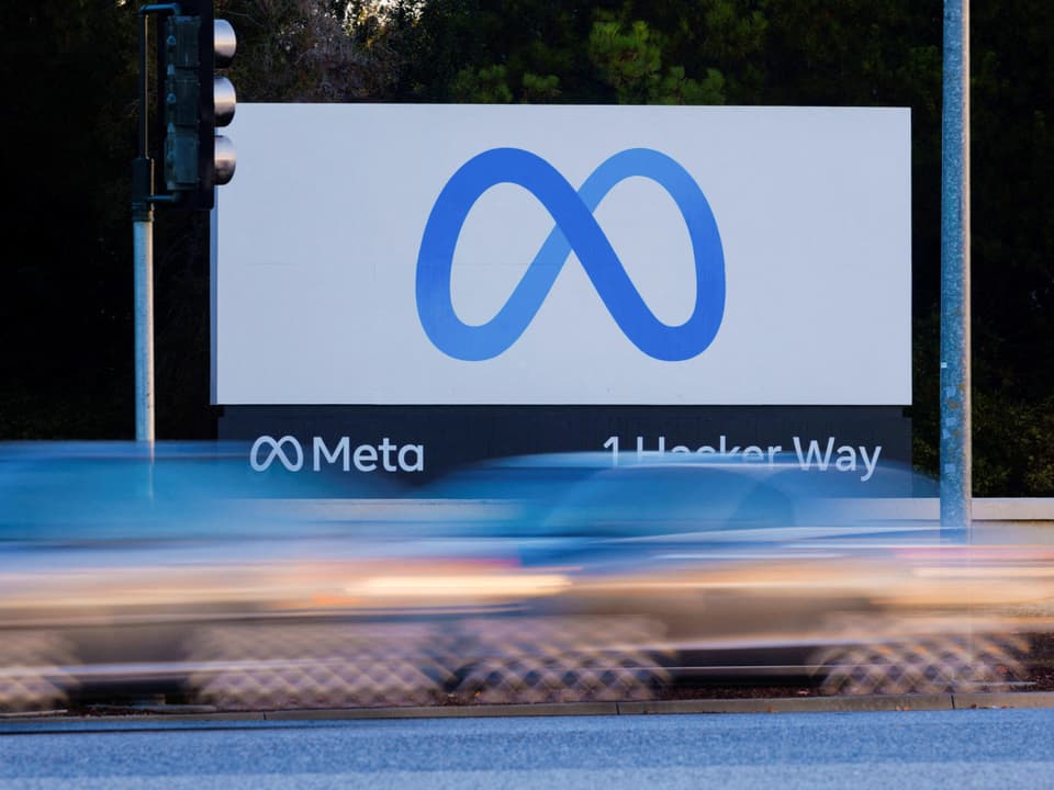 Verkehr vor Meta-Schild bei 1 Hacker Way.