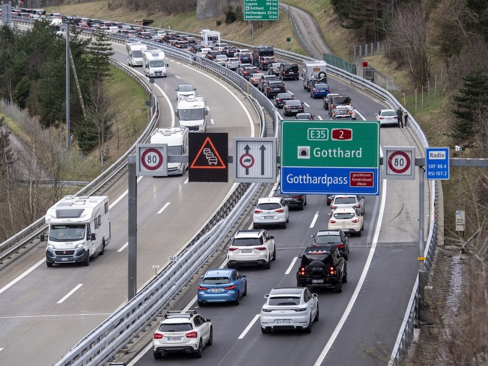 Eine lange Autokolonne auf einer Strasse.