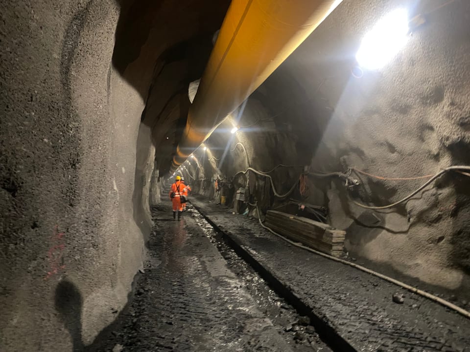 Impressiuns dal tunnel ch'è en construcziun.