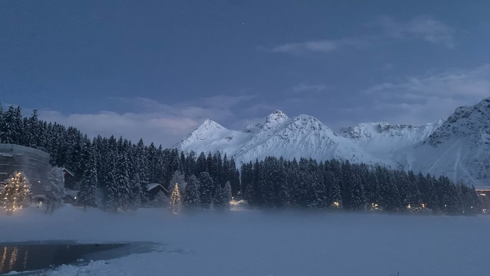 Blick auf den Obersee in Arosa mit einer Schnee- und Nebelschicht