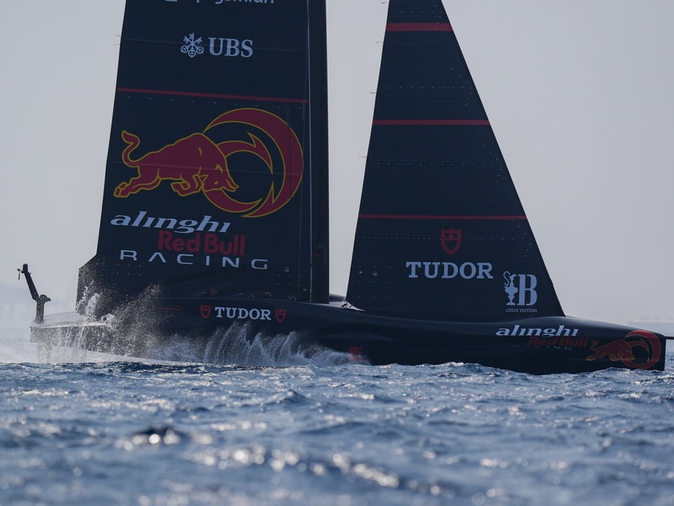 Alinghi Red Bull vor der Küste Barcelonas.