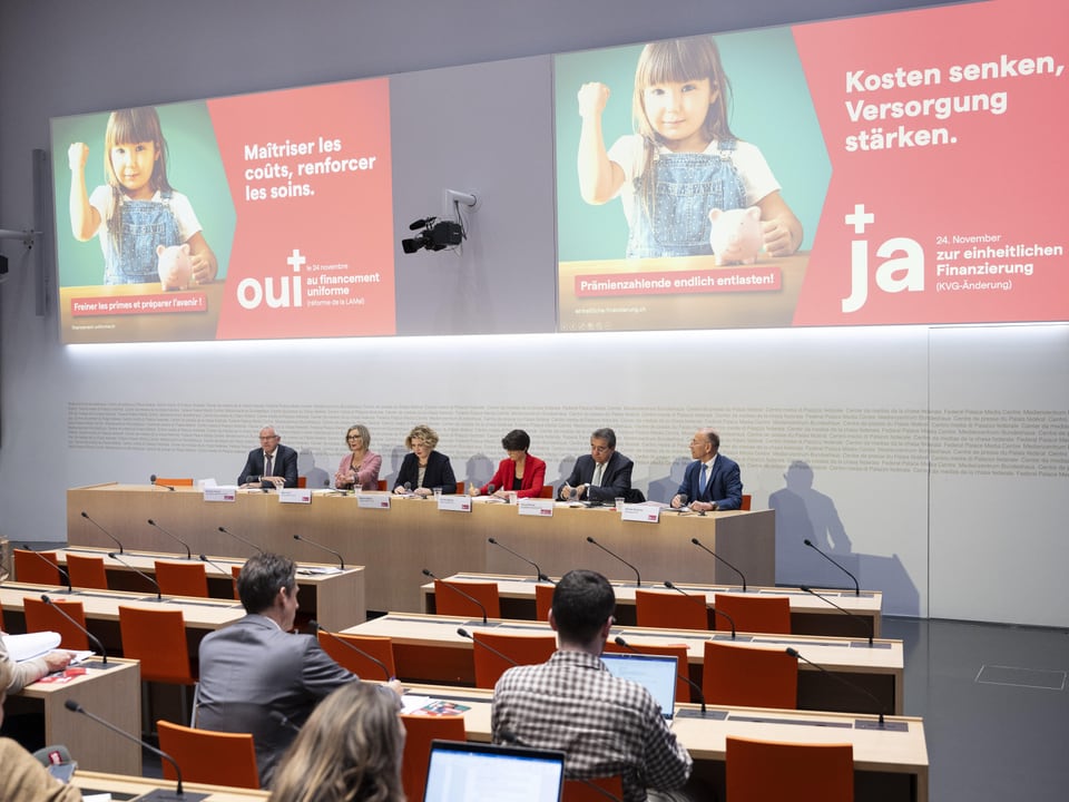 Konferenzraum mit Podium und grosser Leinwandprojektion.