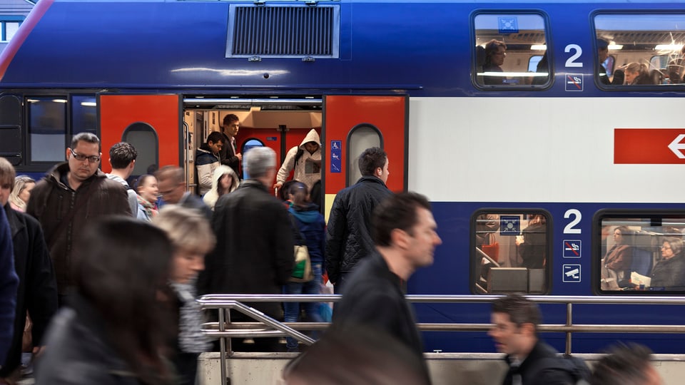 Pendler strömen aus einem Intercity.