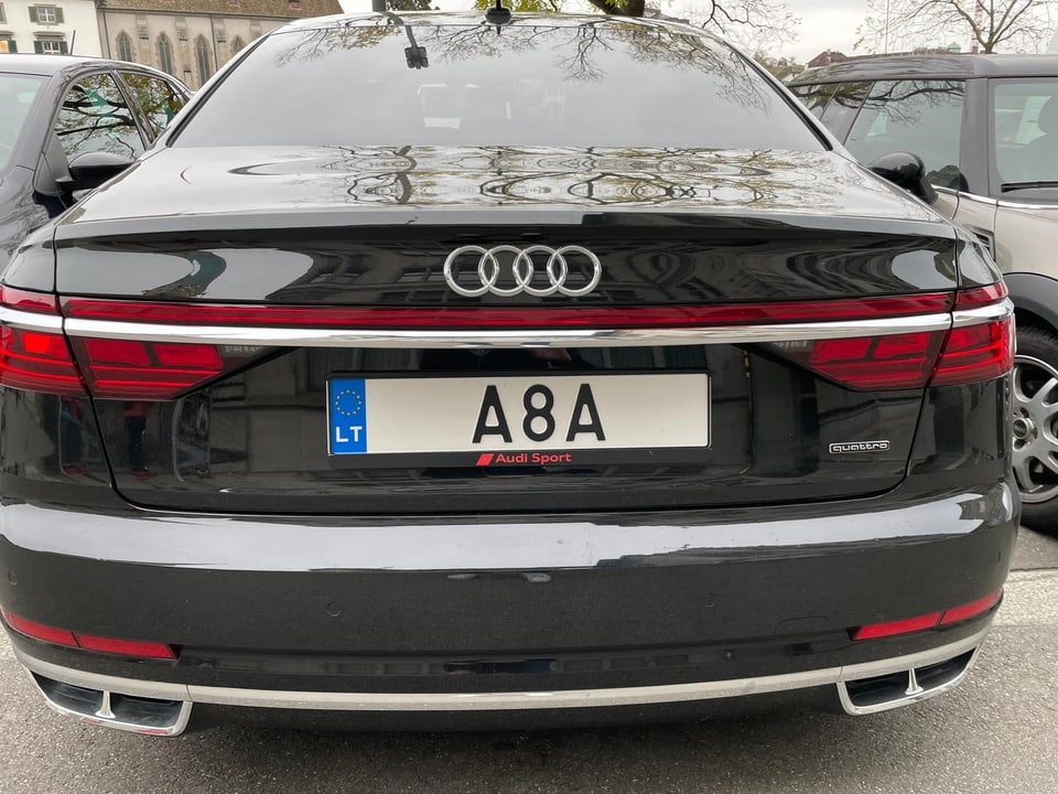 Rückansicht eines schwarzen Audi mit dem Nummernschild A8A.