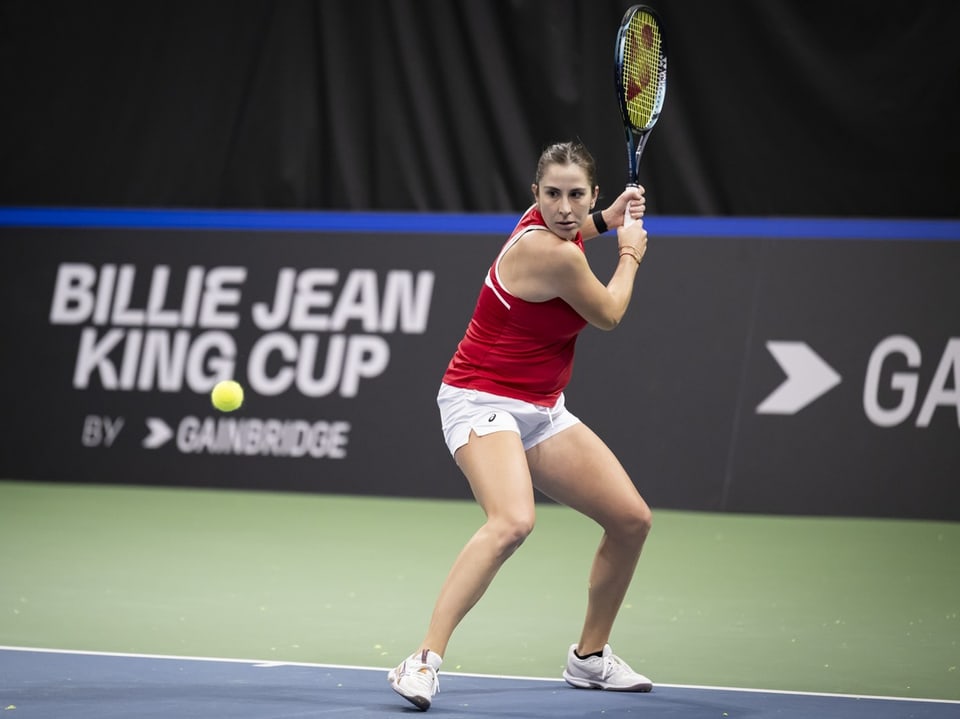 Tennisspielerin in Rückhandhaltung beim Billie Jean King Cup.