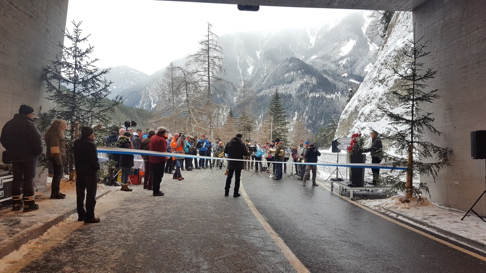 L'avertura dal tunnel «Val Pischöt» enromà da la musica unida Tschlin e Ramosch.