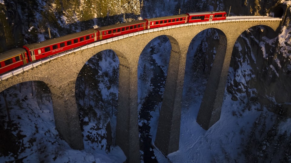 Die Rhätische Bahn auf einer hohen Brücke.