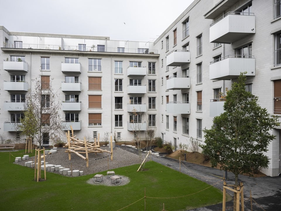 Innenhof eines Wohnkomplexes mit Spielplatz.