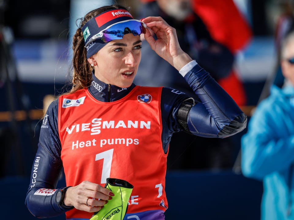 Biathletin im Rennanzug mit Startnummer 1.