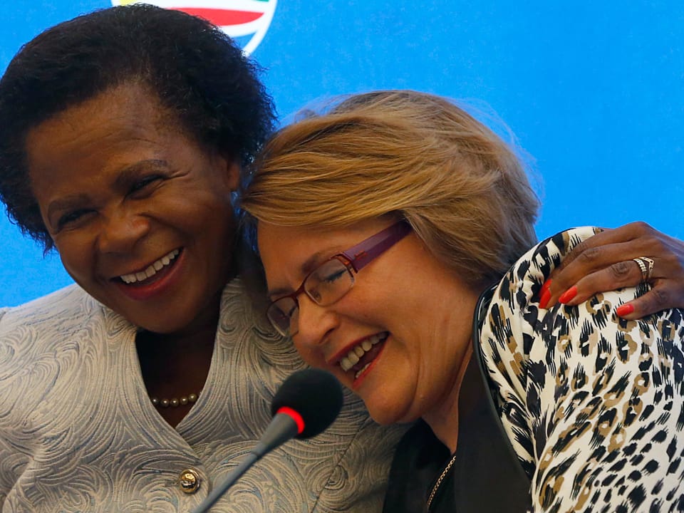 Mamphela Ramphele umarmt Helen Zille.