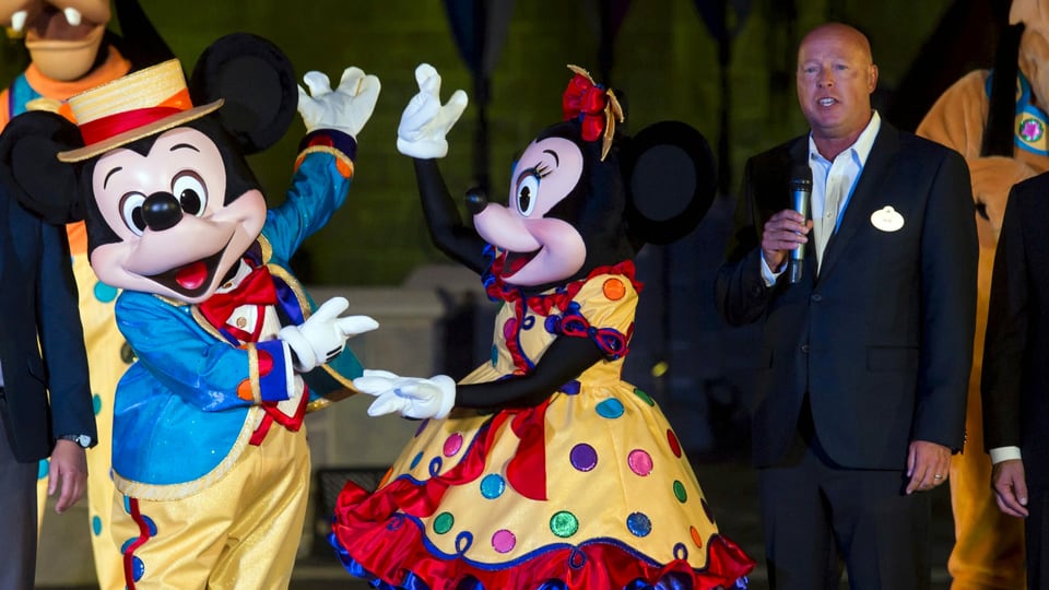 Bob Chapek, an der Seite von Mickey und Minnie Mouse