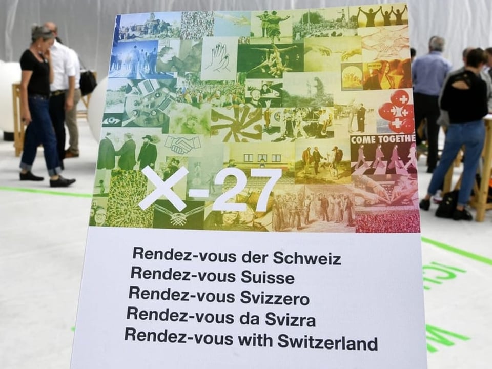 Schild mit mehrsprachigem Text für Rendez-vous der Schweiz bei X-27.